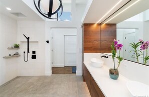 Dusche, Haartrockner, Handtücher, Seife