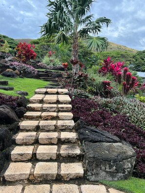 Property grounds - Private retreat in the depths of Lanikai, spectacular views. (Kailua)