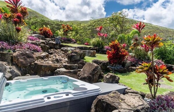Outdoor spa tub