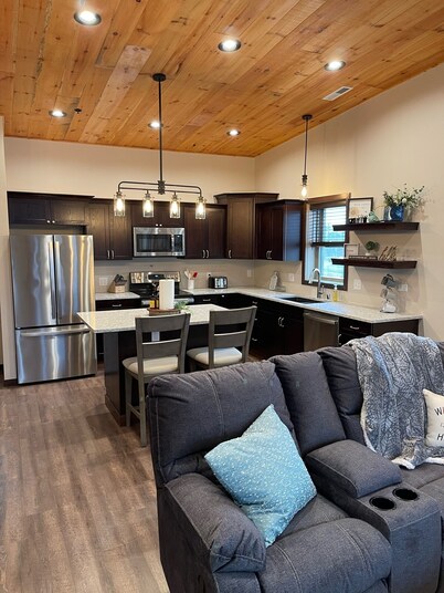 Beautiful Apartment Located Downtown Dells!