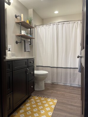 Shower, hair dryer, towels, soap - Beautiful Apartment Located Downtown Dells! (Wisconsin Dells)