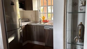 Een koelkast, een magnetron, een oven, een koffiezetapparaat/waterkoker