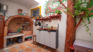 Kühlschrank, Kochgeschirr/Geschirr/Besteck, Kücheninsel