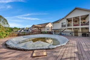 Outdoor spa tub - Hoover home in a quiet, convenient, and safe area (Birmingham)