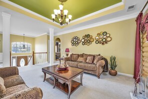 Smart-TV, peis, bøker og printere