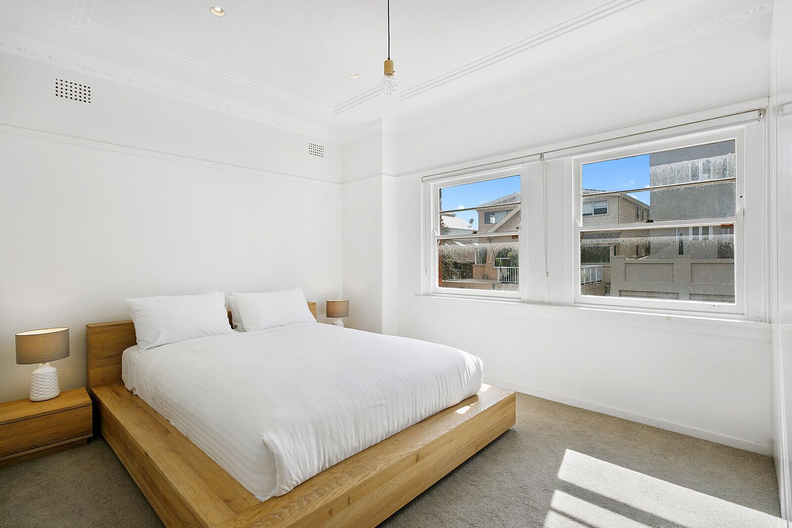 2 habitaciones, escritorio y tabla de planchar con plancha 