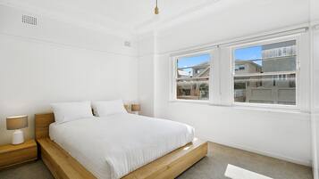 2 habitaciones, escritorio y tabla de planchar con plancha