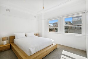 2 habitaciones, escritorio y tabla de planchar con plancha 