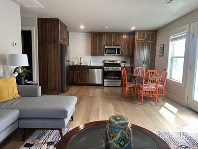 5 minutes to the Momentary & 8th St Market- The Benton #411