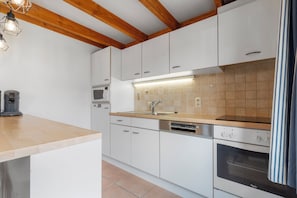 Jääkaappi, uuni, liesi, astianpesukone