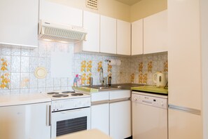 Een koelkast, een oven, een kookplaat, een vaatwasser