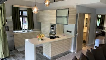 Geladeira, micro-ondas, fogão, cooktop