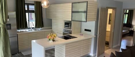 Kjøleskap, mikrobølgeovn, ovn og kokeplater