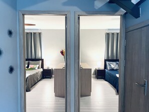 2 quartos, cofres nos quartos, escrivaninha