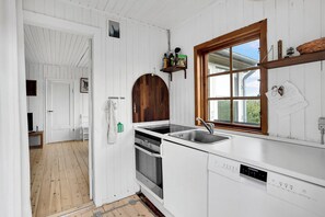 Fridge, oven, stovetop, dishwasher - Cosy beach house close to the sea (Vejby)