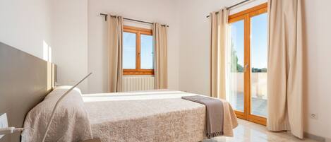 3 bedrooms, iron/ironing board, free WiFi, bed sheets