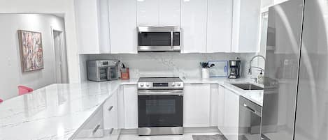 Refrigerador, microondas, horno y parrilla de estufa