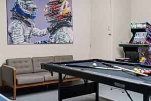 Games room - Southern Solace Retreat – Game Room Getaway (Austin)