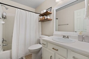 Bañera, secador de pelo y toallas