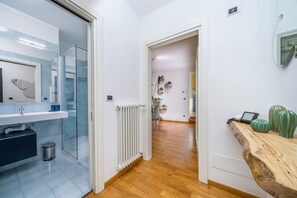 Regadera, bidet, papel de baño 