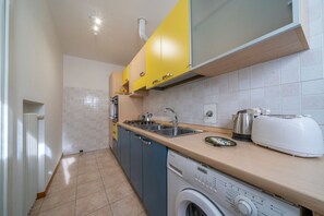 Frigorifero, bollitore elettrico, tostapane, pentole/stoviglie/utensili