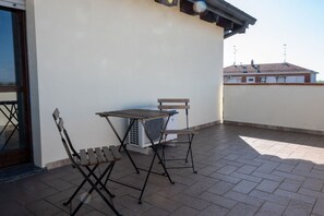 Outdoor dining - Apartment located on the second floor of a building without a lift.It accommodates 4 people with a double bedroom and a sofa bed in the living room, in 43 square meters of space.We are located in a residential area, close to the Ospedale Maggiore and Fie (Parma)