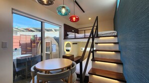 Habitació amb dos llits individuals (R108) | Habitacions insonoritzades, llits addicionals gratuïts i wifi gratuïta 