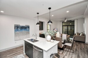 Interior - Walk to FIFA World Cup~NRG Stadium~Private Parking & Pool View (Houston)