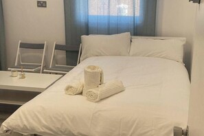 Iron/ironing board, WiFi - Studio - Sleeps 2 - Action Park and Stn Close (London)