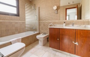 Combined shower/tub, hair dryer, towels