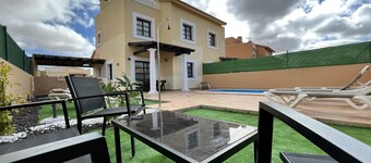 House - Sleeps 6 - Pool - Pet friendly