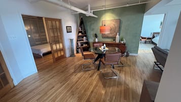 2 bedrooms, desk, iron/ironing board, WiFi