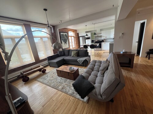 Stylish 2-bedroom apartment in a trendy neighborhood