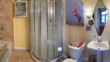 SĂšche-cheveux, serviettes fournies, savon, shampoing