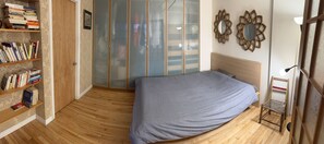2 habitaciones, escritorio y tabla de planchar con plancha 