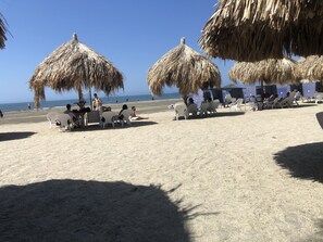 Plage, chaises longues, serviettes de plage