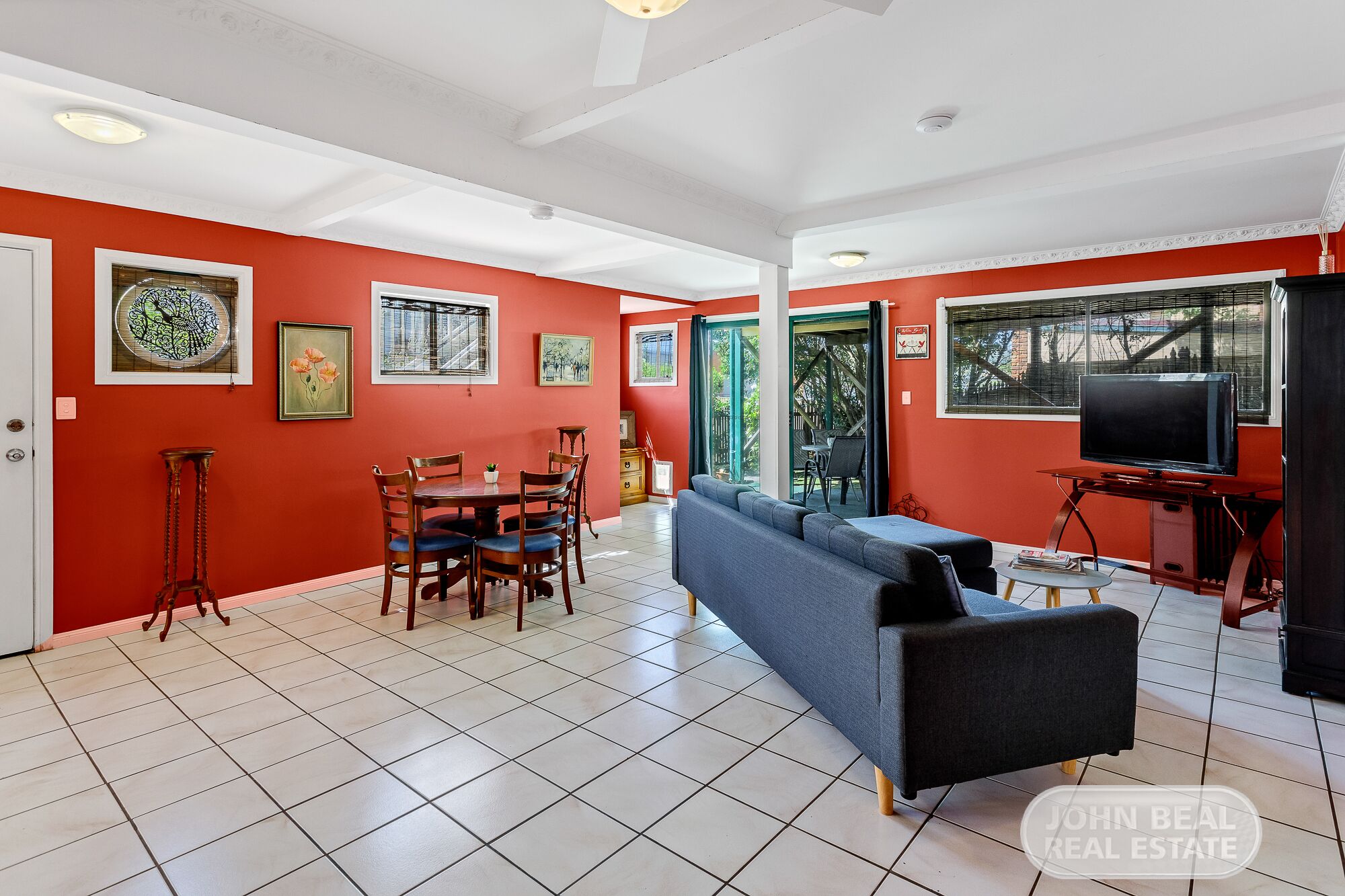 Nhà tiện nghi đơn giản | Khu phòng khách | TV màn hình phẳng 20-inch có truyền hình vệ tinh, TV 