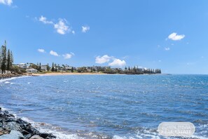 Beach nearby, white sand - Pet Friendly on Redcliffe Peninsula (Scarborough)