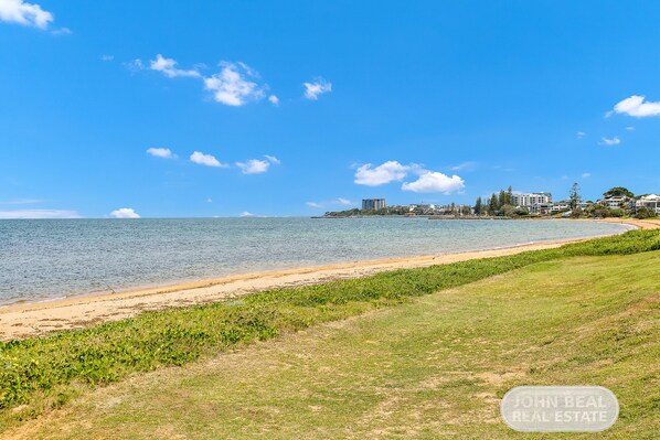 Beach nearby, white sand - Pet Friendly on Redcliffe Peninsula (Scarborough)