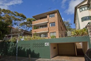 A two-story residential building with a balcony, a garage, and a number 40 sign. - Bondi Bliss Lamrock - 1 minute to beach + Parking (Bondi Beach)