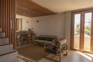 尊荣开间, 1 张特大床, 露台, 部分海景 | 起居区 | 43-英寸智能电视 （配备数码频道）、电视