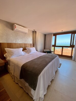 办公桌、笔记本电脑工作区、遮光窗帘、隔音