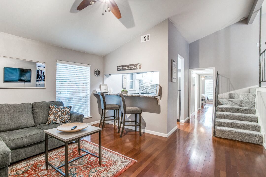 Oak Lawn/Uptown condo with 2 living areas