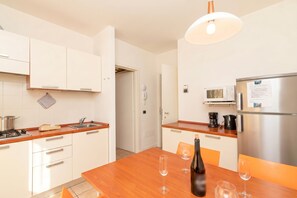 Refrigerador, microondas, placa de cocina, cafetera/tetera
