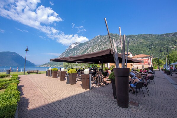 Outdoor dining - Porto Letizia Verdi 4, Porlezza, Italy (Porlezza)