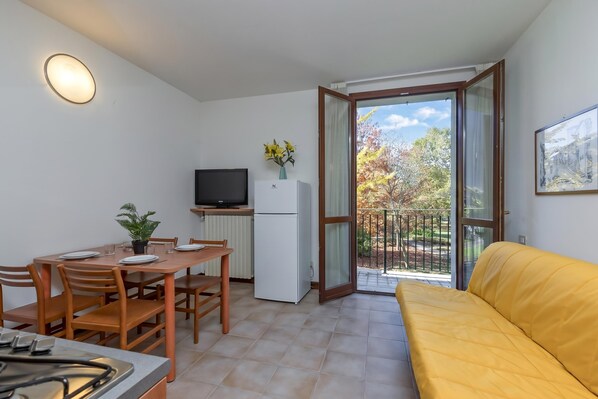 Living area - Porto Letizia Puccini 6, Porlezza, Italy (Porlezza)