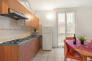 冰箱、炉灶、高脚椅、厨具/餐具