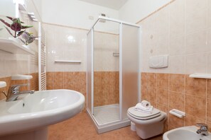 وحدات دش مع أحواض استحمام، مراحيض شطف، مناشف