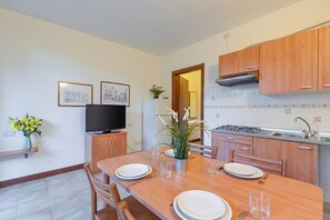 Kühlschrank, Mikrowelle, Herdplatte, Hochstuhl
