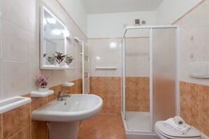 Combined shower/tub, bidet, towels - Porto Letizia Puccini 3, Porlezza, Italy (Porlezza)